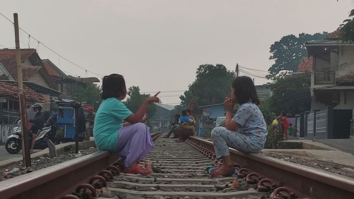 KAI Larang Masyarakat Beraktivitas di Rel Kereta Api, Langgar Aturan Bakal Didenda Rp15 Juta