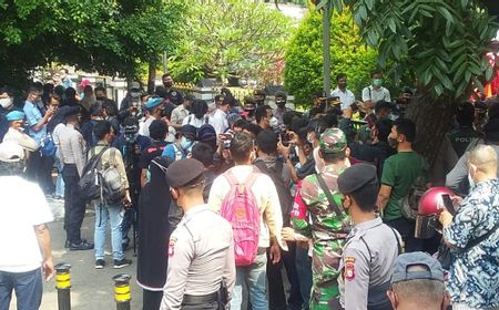 Pendukung Rizieq Shihab Membludak di Depan PN Jakarta Timur