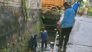 Intensitas Hujan Meningkat, PUPR Denpasar Gencarkan Bersih-bersih Sampah di Sungai Cegah Banjir