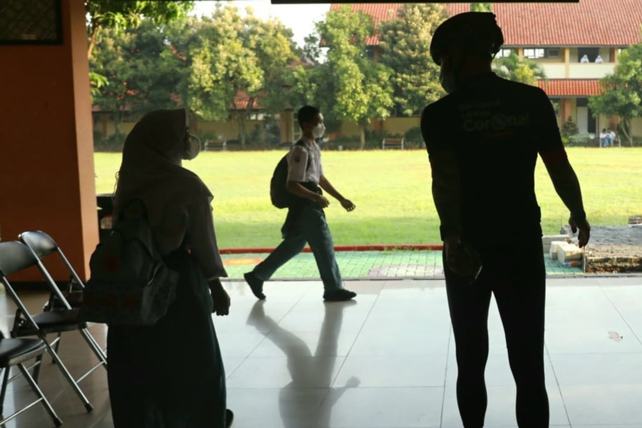 Alors Que Gowes Ganjar Vérifie La Mise En œuvre De L’école PTM à Semarang, Un Enseignant N’a Retiré Le Masque Ngaku Que Brièvement