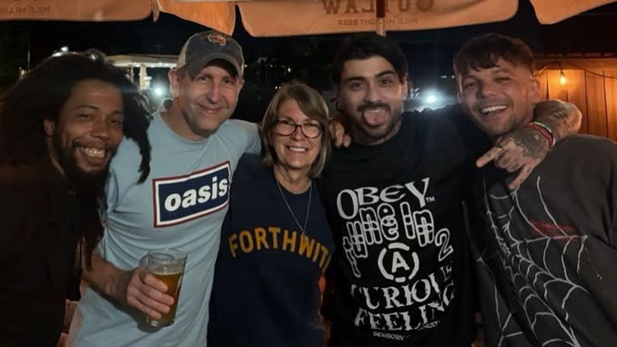 Zayn Malik dan Louis Tomlinson Kembali Akrab, Ladeni Foto Bareng Fans