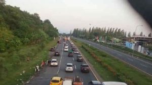    Kendaraan Setop di Bahu Jalan, Arus Lalin Tol Cipali Melambat