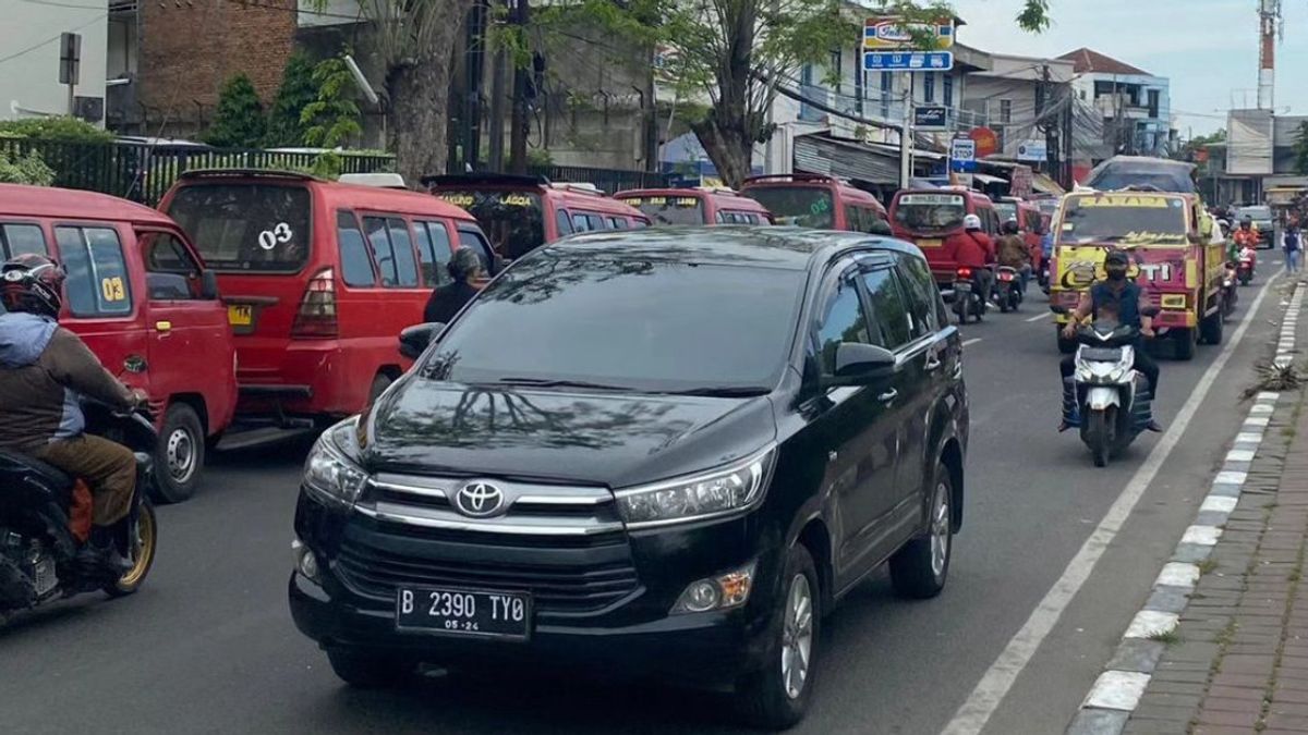 数十名Angkot Demo Trayek Baru司机在Cilincing Jakut造成拥堵的行动
