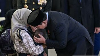 Prabowo Subianto's kiss for the Peacekeepers