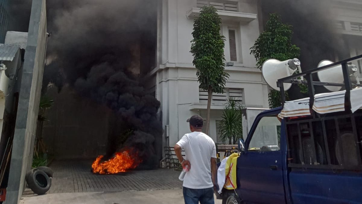 Bank BTN Diboikot, Massa Bakar Ban karena Kecewa Banyak Uang Nasabah Hilang