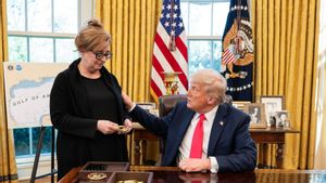 Trump Terapkan Tarif 25% untuk Semua Smartphone, Termasuk iPhone 17