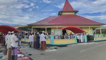 Unik! Tiga Negeri di Maluku Tengah sudah Lebaran Idulfitri, Salat Laki-laki Dilakukan di Masjid Tua, Perempuan di Rumah Adat