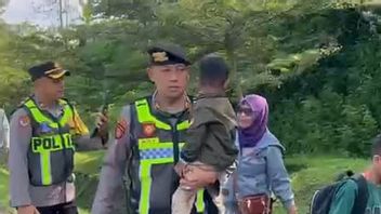 Petugas Patroli Polres Semarang Bantu Pemudik Tesasar saat Ingin ke Sruwen