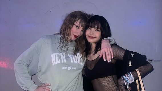 Lisa BLACKPINK Pose Bareng Taylor Swift 在新加坡演唱会后