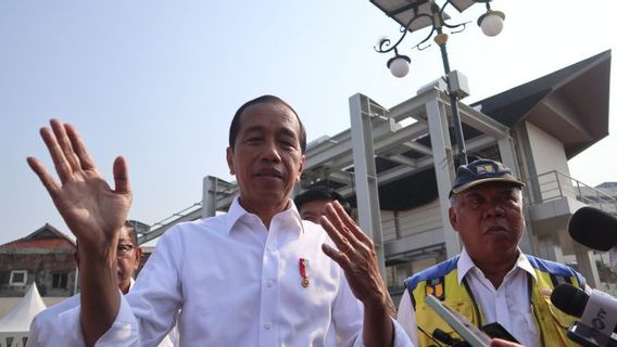 Sambil Tertawa, Jokowi Bilang Dukungan ke Salah Satu Bacapres Tanyakan Langsung ke Gibran