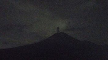 جبل سيميرو إثارة بارتفاع مادة بركانية 800 متر