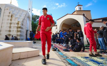 Timnas Indonesia Salat Jumat di Teras Gereja