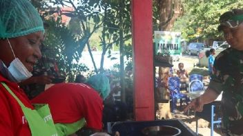General Dudung Sends A Martabak Gerobak Help Mama-mama Papua In Jayapura