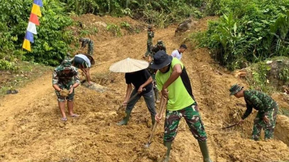 سكان TNI و Gotong Royong يبنون طرقا في المناطق الداخلية من Kapuas Hulu Kalbar