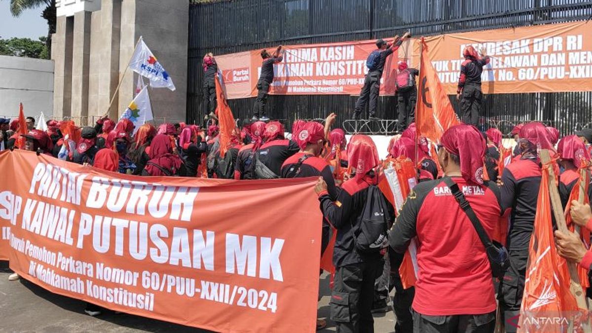 Escorting KSPI's Demonstration At KPU, Police Drop Thousands Of Personnel