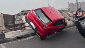 'Chetal Morning', Suzuki Baleno Car Stuck At Ciputat Flyover Barrier, Female Driver