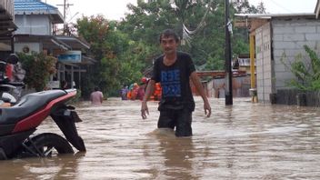 バリクパパン洪水に囲まれ、高さは1.5メートルに達する