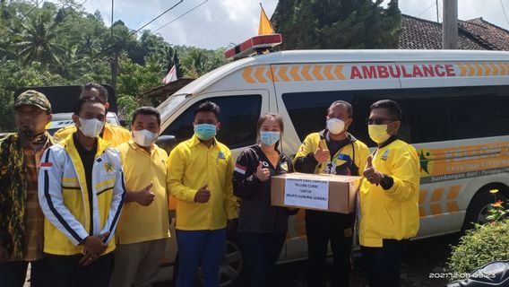Yellow Clinic Golkar Bantu Korban Erupsi Gunung Semeru