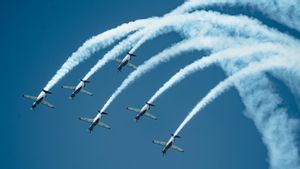 Aksi Aerobatik The Jupiters TNI AU di Singapore Airshow 2026
