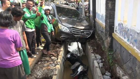 Ditabrak Avanza Hitam, Pengendara Motor Masuk ke Dalam Saluran Air di Manggarai