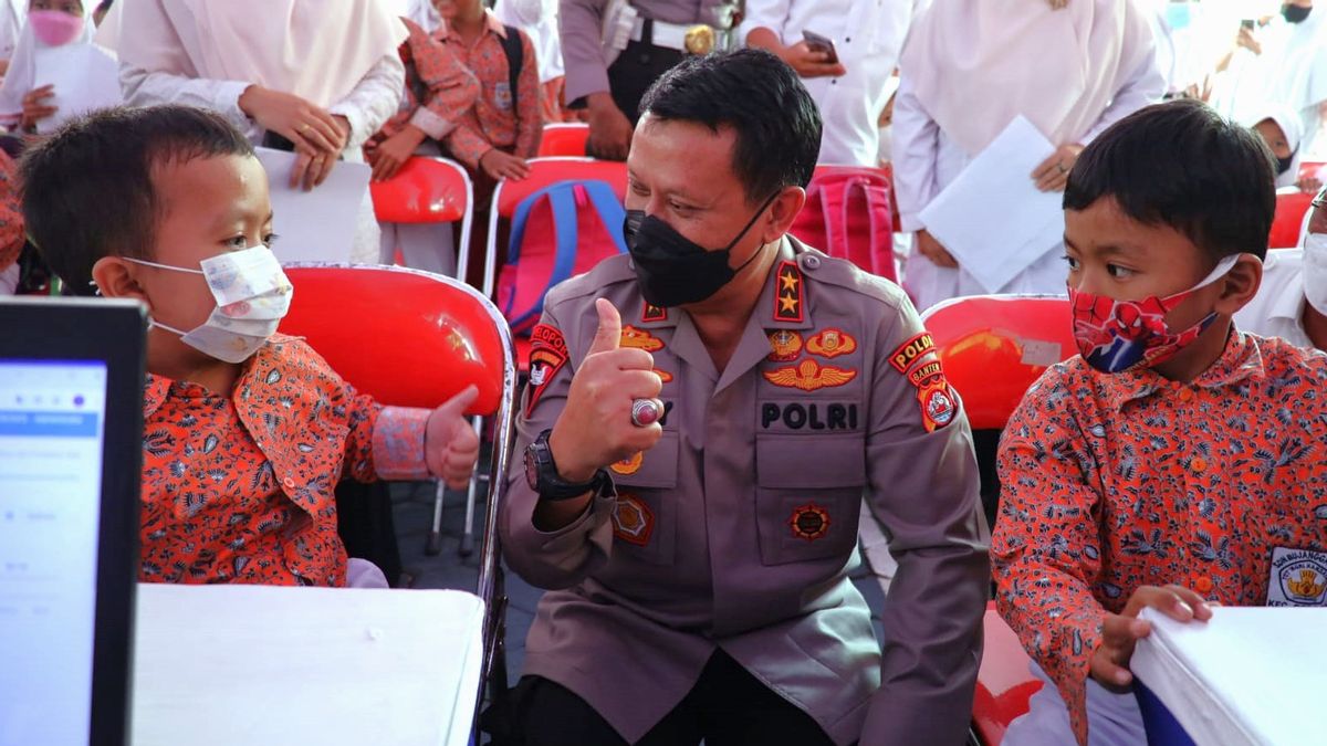 Vaccinations Dans Le SDN Bujanggadung Cilegon Examinées Directement Par Le Chef De La Police Et Le Chef De La Police De Banten