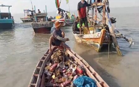 Polisi Minta Nelayan Serangkan Barang dari Kontainer yang Terapung di Perairan Ketapang Lampung