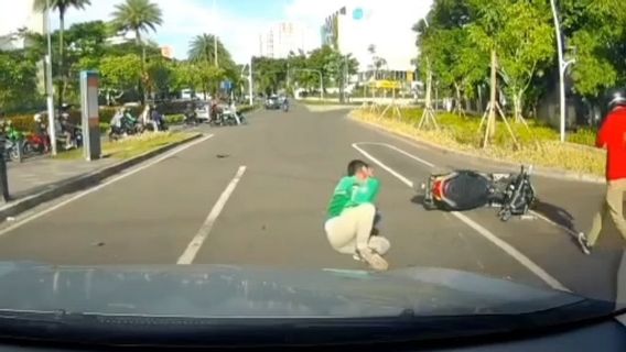 Closed Crossing The Red Light, Ojol Brings Pentalized Passengers Collised By A Car