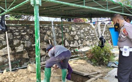 Petugas Gali Liang Lahat Makam Buya Syafii di Pemakaman Husnul Khotimah Kulon Progo