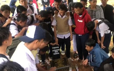 Isak Tangis Pecah Saat Proses Pemakaman Pelajar SMP yang Tewas Akibat Kecelakaan di Flyover Pondok Kopi