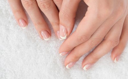 9 Inspirasi Model Kuteks Bergaya French Manicure untuk Natal