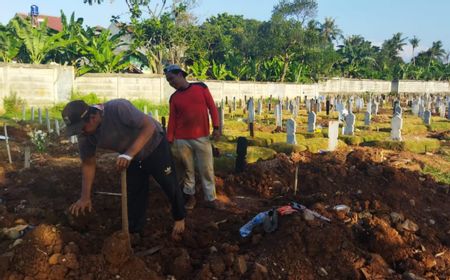 Jumlah Pemakaman Jenazah COVID-19 di TPU Bambu Apus Menurun Drastis