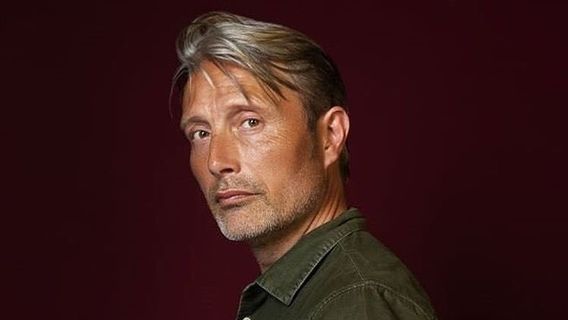 Mads Mikkelsen Akui Sulit Gantikan Johnny Depp di <i>Fantastic Beasts 3</i>