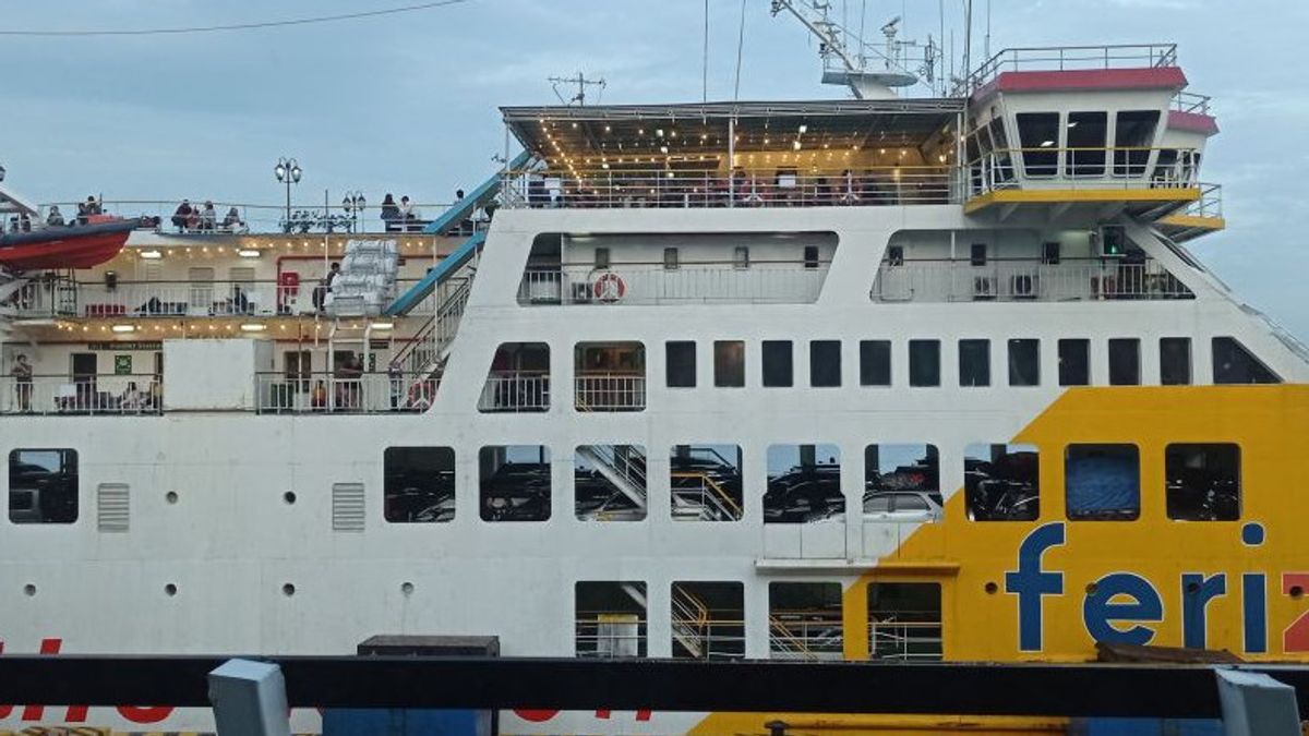 جاكرتا - قامت ASDP Merak بتشغيل سفينة كبيرة تستطيع نقل 10000 راكب في العودة إلى الوطن في عيد 2024