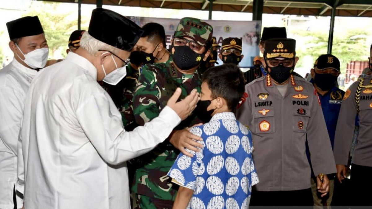 TNI司令官レビューCOVID-19キャンパスとイスラム寄宿学校ジャカルタで予防接種