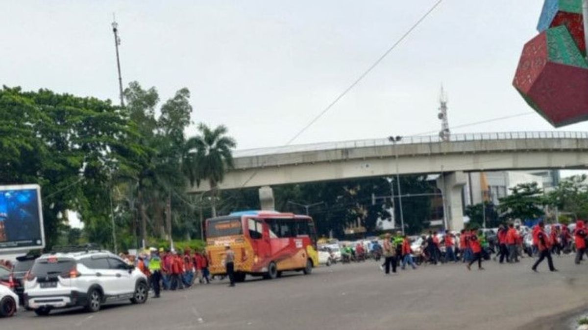 Buruh di Palembang Tuntut Pemerintah Laksanakan Putusan MK No. 91