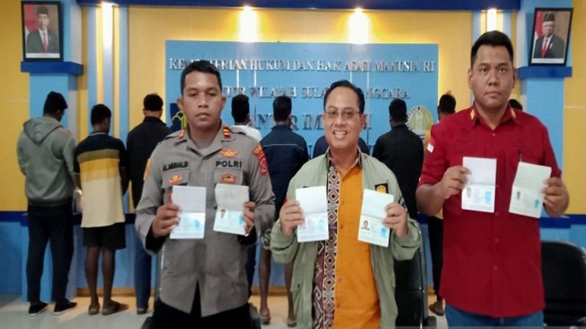 Intention To Wakatobi, 11 Indian Foreigners Violated Immigration Permits Arrested On Baubau Beach