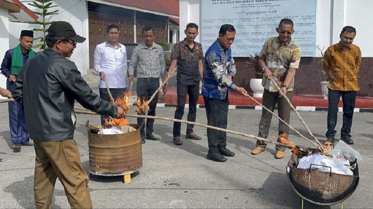 Kejari Humbang Hasundutan Hancurkan Barang Bukti 18 Perkara, Termasuk Ganja & Sabu