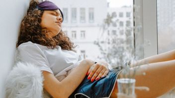 薬なしで急速な月経中の痛みを軽減する方法