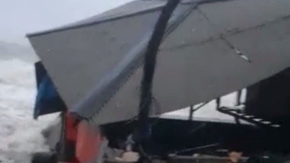 Waves Of Pasang Terjang Majene, Four Houses Damaged