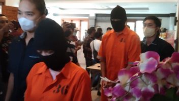 穿著巴厘传统服装的视频演员夫妇被捕，承认他们只想在坦帕克西林加的梅鲁卡特之后寻找轰动