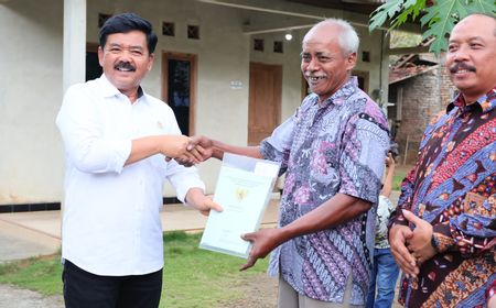 Menteri Agraria Serahkan 205 Sertifikat Hasil Konsolidasi Tanah di Kabupaten Sleman