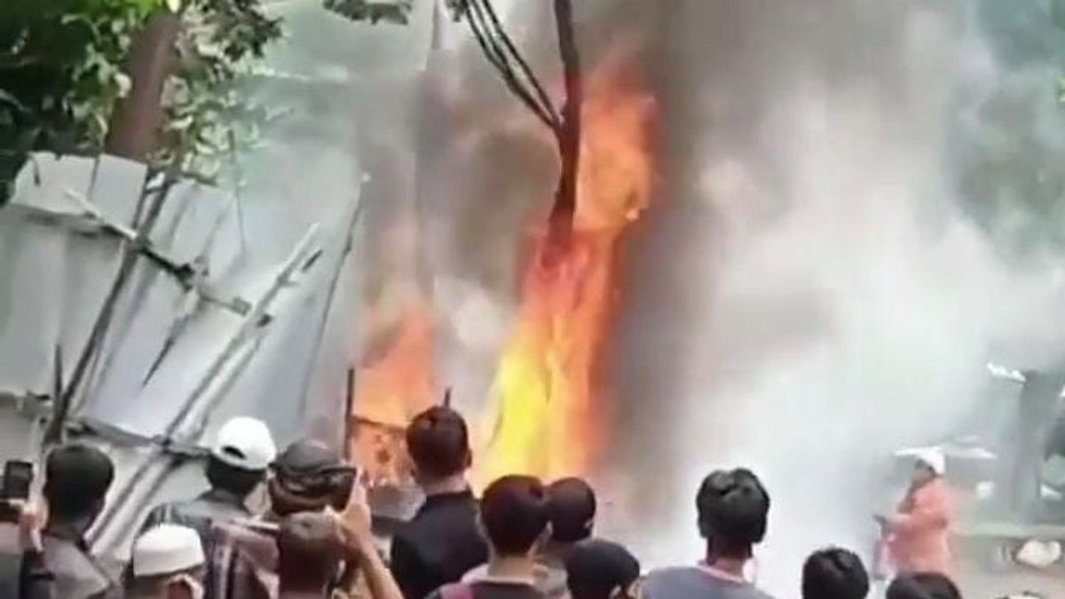 Kabel Jaringan Listrik Terbakar di Tanah Abang, Satu Gerobak Milik Pedagang Pasar Hangus
