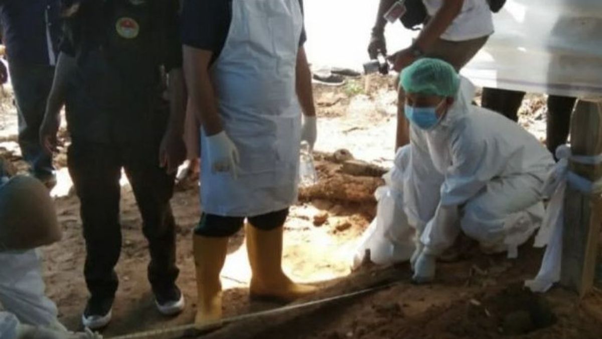 Riau Police Unloading Tombs Of Police Detainees Allegedly Dead Unnaturally, Head Bolongs Behind Left Ears