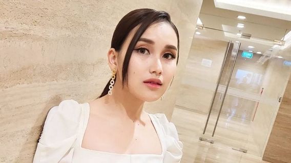 Kurban Tiga Sapi Jumbo, Ayu Ting Ting Ikut Memotong Daging