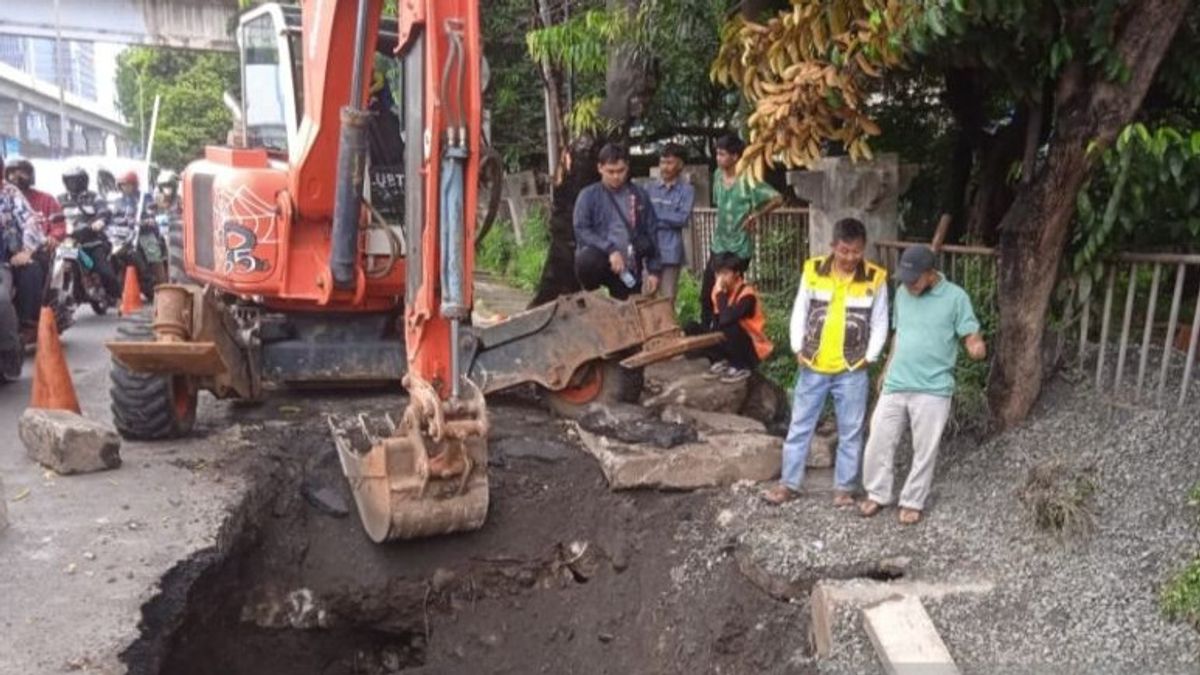 Bina Marga Perbaiki Jalan Amblas di Terusan TB Simatupang