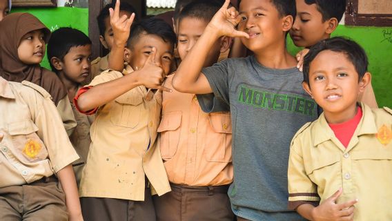 Guru di Pedalaman Tak Punya Banyak Pilihan Selain Kunjungi Rumah Siswa yang Sekolah <i>Online</i> Tanpa Internet