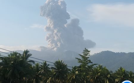 Gunung Dukono Meletus