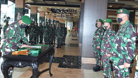 Le Général De La KSAD Andika Perkasa Dirige Sertijab Pangkostrad Et 5 Responsables De La Terrasse De TNI AD