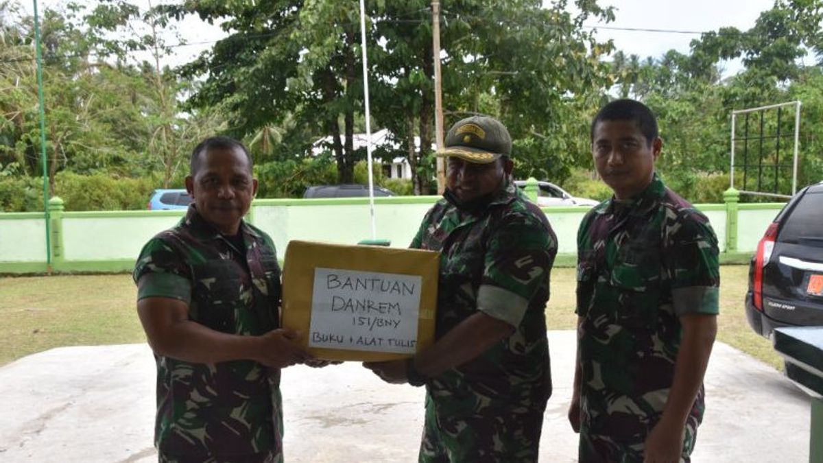 TNI Berikan Bantuan Anak Pedalaman Pulau Buru Maluku Alat Tulis