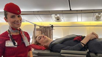 初回！飛行機に乗るルメイサゲルギの世界の最高の女性、13時間の旅行テンプー